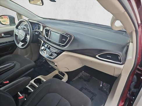 Used 2022 Chrysler Voyager LX FWD image 23