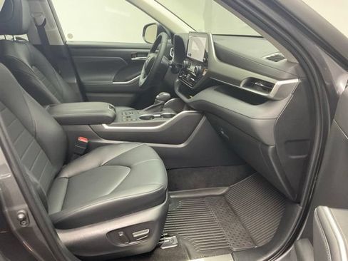 Used 2023 Toyota Highlander XLE AWD/4WD image 24