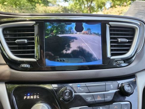 Used 2017 Chrysler Pacifica Touring-L FWD image 14
