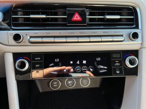 Used 2025 Genesis G70 2.5T image 25