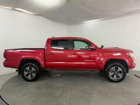 Used 2017 Toyota Tacoma TRD Sport w/ Tow Package (A/T) AWD/4WD image 5