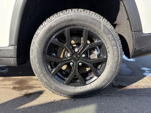 Certified 2024 Jeep Grand Cherokee L Laredo image 12