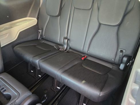 Used 2023 Kia Carnival EX image 27