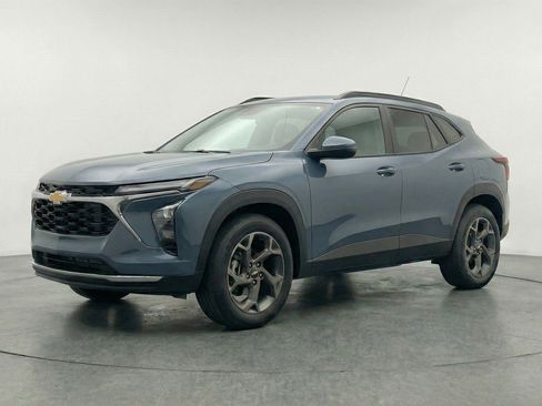 Used 2025 Chevrolet Trax LT image 3