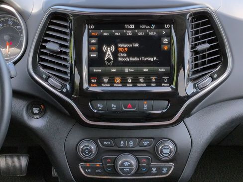 Used 2019 Jeep Cherokee Overland w/ Technology Group FWD image 18