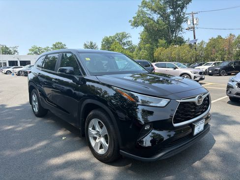 Used 2024 Toyota Highlander LE AWD/4WD image 5