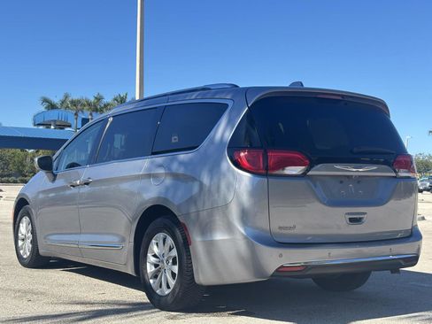 Used 2019 Chrysler Pacifica Touring-L image 5