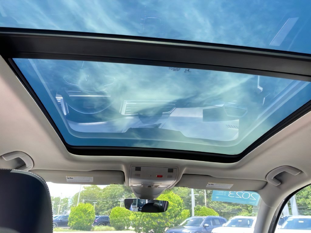 Used 2023 Volkswagen Tiguan SE w/ Panoramic Sunroof Package AWD/4WD image 17