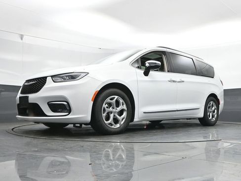 Used 2023 Chrysler Pacifica Limited image 48