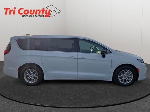 Used 2024 Chrysler Pacifica Touring-L image 9
