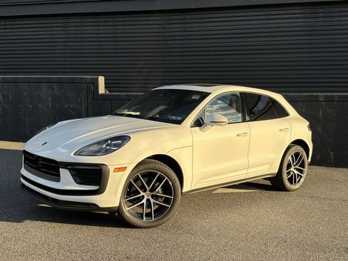 Certified 2025 Porsche Macan image 1