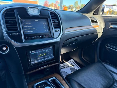 Used 2017 Chrysler 300 C Platinum image 27