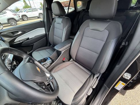 Used 2025 Chevrolet Trax LT w/ LT Convenience Package FWD image 35