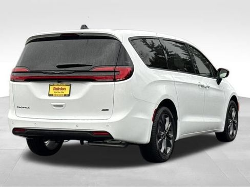 New 2026 Chrysler Pacifica Select image 6