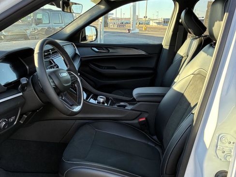 New 2025 Jeep Grand Cherokee L Laredo image 3