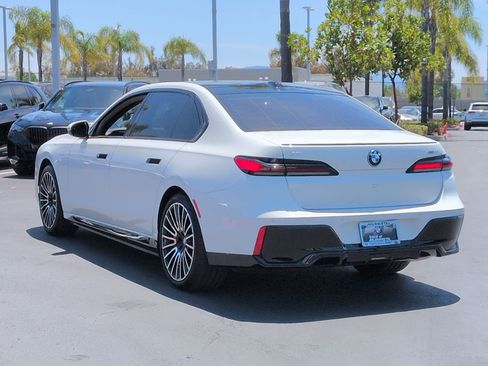 Used 2025 BMW i7 xDrive60 AWD/4WD image 8
