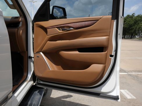 Used 2016 Cadillac Escalade ESV Platinum AWD/4WD image 22