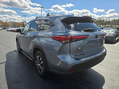 Used 2022 Toyota Highlander XLE AWD/4WD image 5