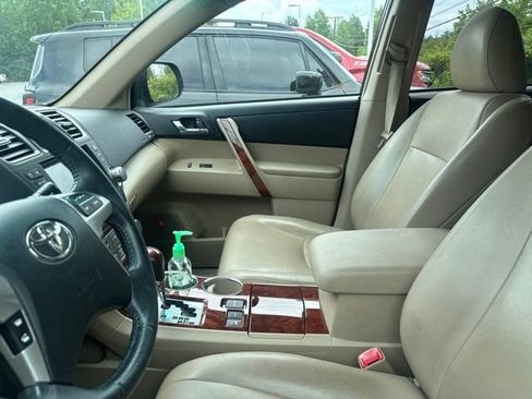 Used 2012 Toyota Highlander Limited w/ Tow Pkg AWD/4WD image 4