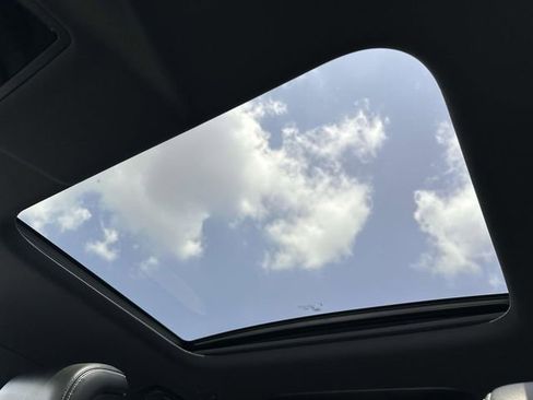 Used 2024 Land Rover Discovery Dynamic SE image 15