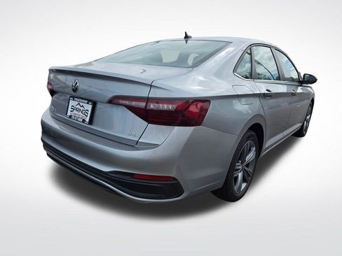 Used 2024 Volkswagen Jetta SE FWD image 5