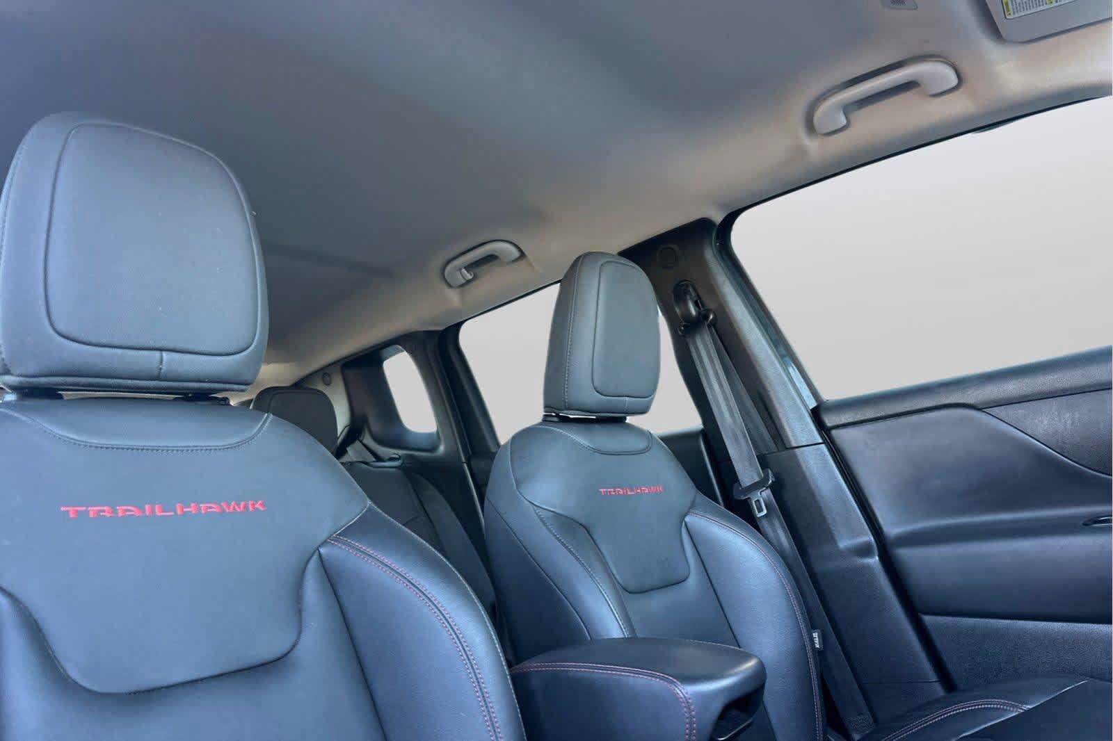 Used 2023 Jeep Renegade Trailhawk w/ Trailhawk Elite Group AWD/4WD image 17
