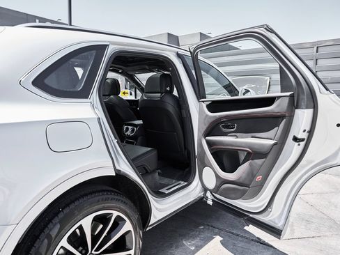 Used 2021 Bentley Bentayga AWD/4WD image 25