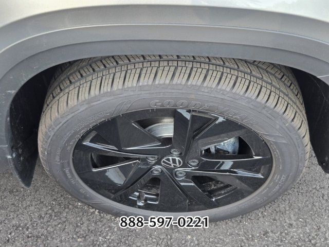 Used 2026 Volkswagen Taos SE FWD image 5