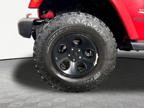 Used 2014 Jeep Wrangler Unlimited Sahara w/ Connectivity Group AWD/4WD image 32