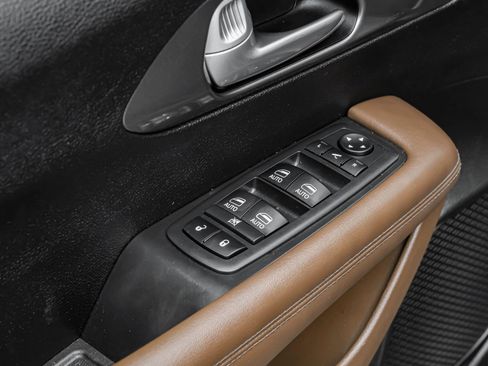 Used 2018 Chrysler Pacifica Limited image 57