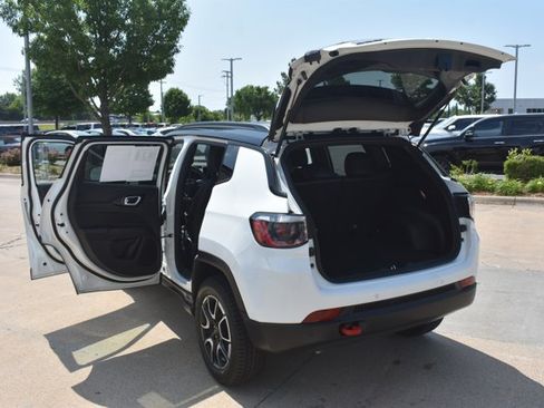 Used 2025 Jeep Compass Trailhawk AWD/4WD image 18