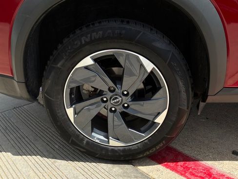 Used 2025 Nissan Rogue SV FWD image 9