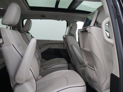 Used 2018 Chrysler Pacifica Limited w/ Advanced Safetytec Group FWD image 14