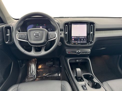 Certified 2025 Volvo XC40 B5 Core image 21