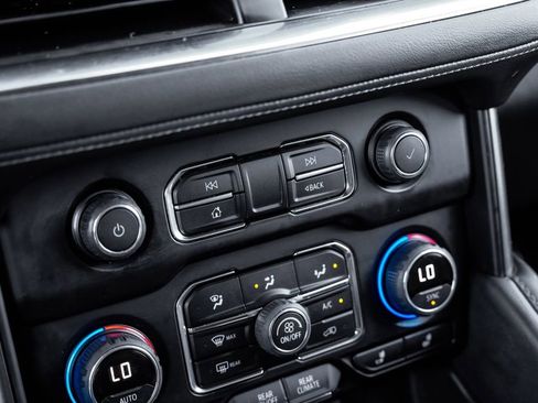 Used 2022 Chevrolet Suburban LT w/ Luxury Package image 25