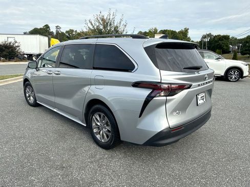 Used 2024 Toyota Sienna XLE image 5