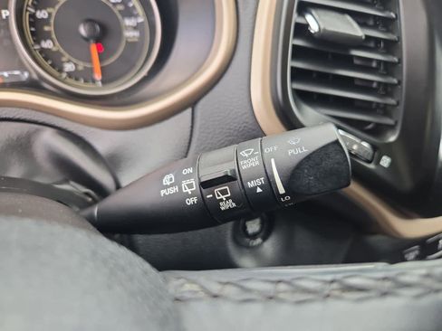 Used 2018 Jeep Cherokee Limited image 25