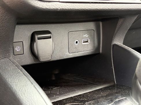 Used 2025 Nissan Versa SV FWD image 9