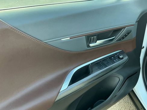 Used 2024 Toyota Venza Limited image 16