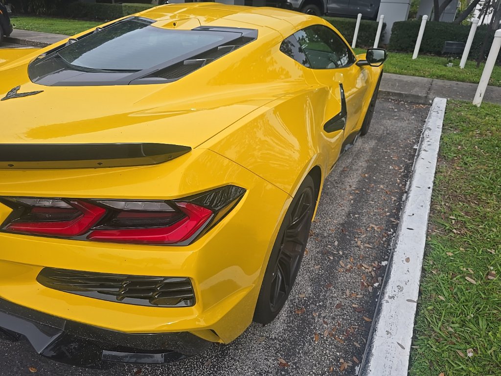 Used 2025 Chevrolet Corvette Z06 RWD image 3