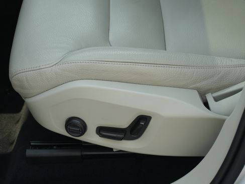 Used 2024 Volvo XC60 B5 Plus AWD/4WD image 21