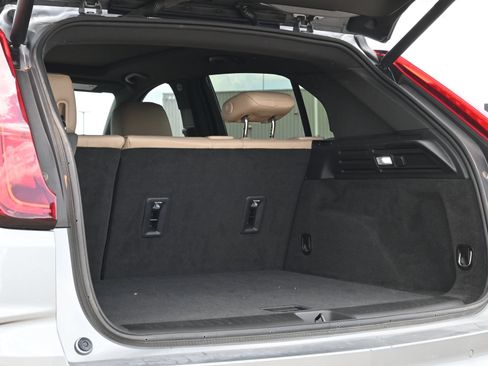 Used 2024 Cadillac XT4 Luxury w/ Cold Weather Package FWD image 23