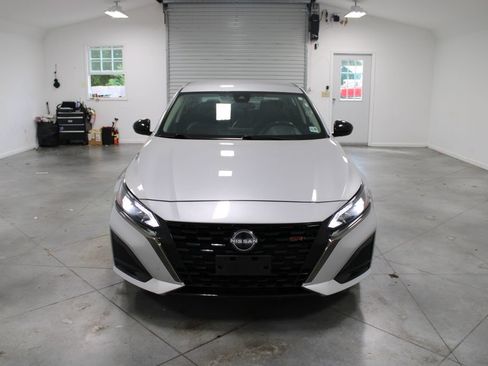 Used 2024 Nissan Altima 2.5 SR FWD image 3