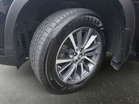 Used 2017 Toyota Highlander XLE image 38