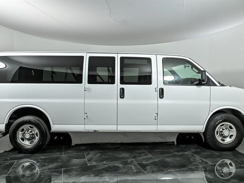 Used 2017 Chevrolet Express 3500 LT w/ LT Preferred Equipment Group RWD image 9
