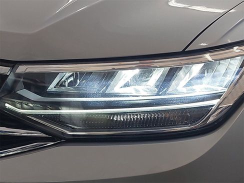 Used 2022 Volkswagen Tiguan SE image 40