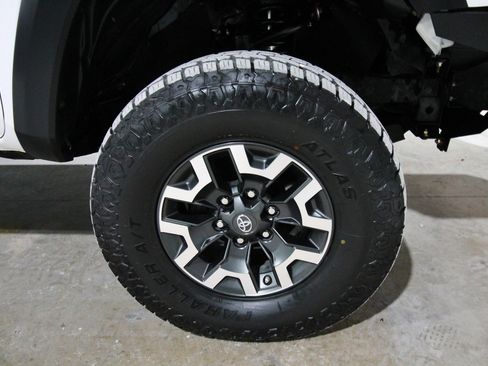 Used 2018 Toyota Tacoma TRD Off-Road AWD/4WD image 15