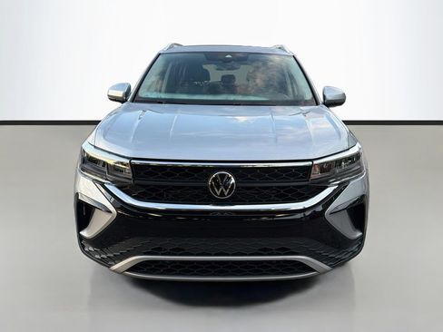 Used 2023 Volkswagen Taos SE FWD image 2