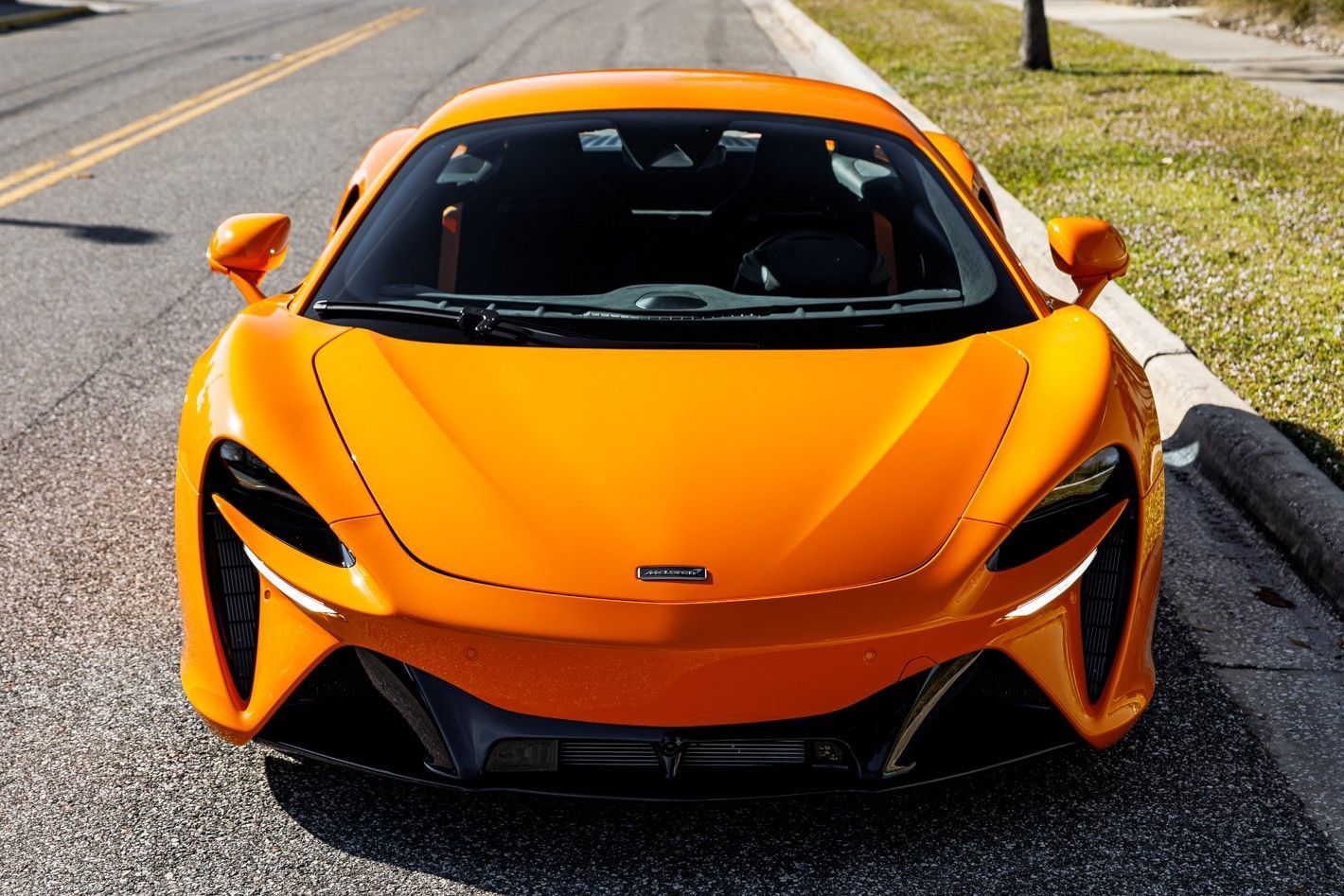 Used 2025 McLaren Artura RWD image 13