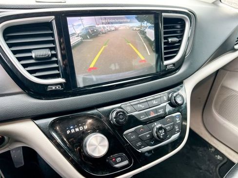 Used 2022 Chrysler Pacifica Touring-L image 22